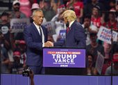 Robert F. Kennedy Jr. se une al candidato presidencial republicano, Donald Trump, en un mitin electoral en el Desert Diamond Arena en Glendale, Arizona, EE. UU., el 23 de agosto de 2024.