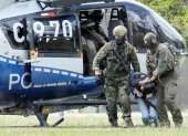 Agentes de la Policía Federal conducen al sospechoso del ataque con cuchillo en Solingen desde el helicóptero hasta su comparecencia ante el Tribunal Supremo Federal (BGH) en Karlsruhe.