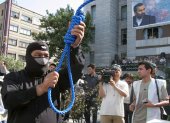 Archivo.Un policía iraní prepara la ejecución pública de un asesino iraní convicto.