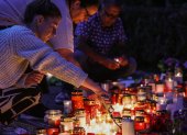Personas encienden velas cerca de la escena del crimen en Solingen, Alemania, este lunes 26 de agosto del 2024.