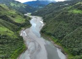 Fotografía del 18 de abril de 2024 en donde se ve el embalse e hidroeléctrica Paute, en la provincia del Azuay (Ecuador).