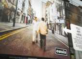 Imagen de la portada de un disco de Oasis, situada en la tienda "Sister Ray" en Soho.
