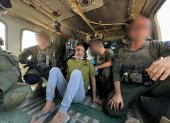 Farhan Qadi, quien fue rescatado de ser rehén de Hamás en Gaza, es trasladado en helicóptero al Centro Médico Soroka en Be"er Sheva, Israel, el 27 de agosto de 2024.