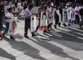 Activistas, familiares y compañeros de los 43 estudiantes desaparecidos de la Escuela Normal "Isidro Burgos" de Ayotzinapa participaron en una marcha, este lunes 26 de agosto en Ciudad de México.