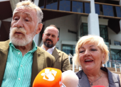 Los abogados españoles Marcos Garcia-Montes (izquierda) y Carmen Balfagón (derecha), que han colaborado en la defensa de Daniel Sancho, en las puertas de tribunal de Samui, que condenó este jueves al español a la cadena perpetua por el asesinato del colombiano Edwin Arrieta.