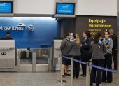 Trabajadores de aerolíneas argentinas hablan entre ellos.