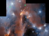 Imagen de la nebulosa  NGC1333 tomada por el telescopio espacial James Webb, en la que se observan tres de los seis objetos interestelares con masa planetaria hallados por un estudio y marcados en la foto con una cruz verdeCRÉDITOESA/Webb, NASA & CSA, A. Scholz, K. Muzic, A. Langeveld, R. Jayawardhana