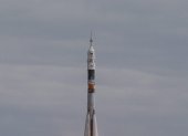 En la imagen de archivo, varios fotógrafos captan instantáneas del lanzamiento del Soyuz TMA-18M en el cosmódromo de Baikonur (Kazajistán). EFE/Sergei Ilnitsky