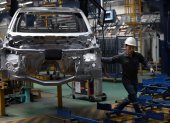 Labor en la fabrica de ensamblaje de Geneal Motors en Quito.