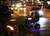 En zonas como la calle 29, en el suburbio, se evidencia el incumplimiento de la normativa que prohíbe la circulación de dos hombres en moto entre las 19:00 y 05:00.