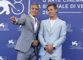 Los actores George Clooney y Brad Pitt posan ante la prensa del Festival de Venecia en la promoción de su película Wolf