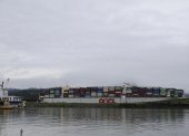 Comercio. Un buque transita por el  Canal de Panamá luego de que se superó la sequía.