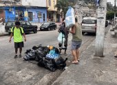 Desaseo. Los moradores de la ciudadela Martha de Roldós no respetan los horarios. Hay basura en diversos tramos de las calles principales.