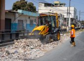 Se recogen los escombros en los tramos intervenidos previo a la compactación de terreno y colocación de hormigón.