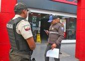 Agentes policiales llegaron hasta los exteriores de la pizzería en el centro de Guayaquil tras el intento de asalto.