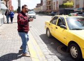En la Isla Marchena, hombres armados que iban en moto apuntaron a dos taxistas que estaban estacionados.