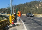 Puente. Personal municipal realiza la colocación de las vallas de seguridad