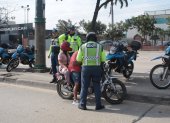 Acción. Un agente señala a la cámara de este Diario durante un operativo en la avenida Juan Tanca Marengo.