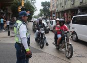 Un agente de la ATM controla el flujo vehicular en el centro de Guayaquil.