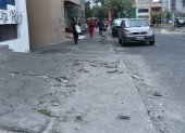 En la avenida 10 de Agosto, parte de la acera ha desaparecido, dejando en su lugar arena y un bache de aproximadamente dos metros.