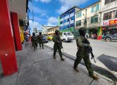 Resguardo. Los uniformados de las Fuerzas Armadas también recorren las calles de Zaruma, en El Oro, como medida preventiva y de control de los grupos criminales en la zona.