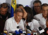 El candidato presidencial opositor Edmudo González Urrutia, junto a la líder opositora venezolana María Corina Machado.