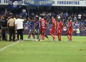 Los jugadores de Emelec y Técnico Universitario esperaron en el campo de juego.