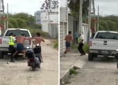 La pelea entre los agentes y los jóvenes se dio en plena calle.