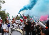 Manifestantes protestan frente a la Cámara de Senadores este domingo en la Ciudad de México (México). Miles de trabajadores, estudiantes universitarios e integrantes de la oposición se congregaron este domingo en el Ángel de la Independencia para marchar hacia el Senado mexicano para intentar frenar la polémica reforma judicial que podría aprobarse más tarde. EFE/ Mario Guzmán