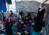 Estudiantes palestinos en una escuela de campaña en el campo de refugiados de Jan Yunis.