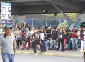 Estudiantes y trabajadores esperan alguna alternativa de transporte para ir hacia sus destinos.