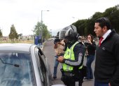Imagen de un control de velocidad del 29 de agosto de 2024. Personal de Quito Honesto acompaña los operativos.