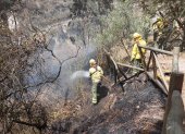 Nueva emergencia. Ayer, otro incendio se desató en el sector de Llano Chico. El Cuerpo de Bomberos acudió a apagar las llamas.