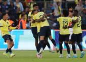 Enner Valencia (c) de Ecuador celebra su gol este martes, en un partido de las eliminatorias sudamericanas para el Mundial de 2026 entre Ecuador y Perú en el estadio Rodrigo Paz Delgado en Quito (Ecuador).