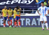 Jugadores de Colombia celebran un gol este martes, en un partido de las eliminatorias sudamericanas para el Mundial de 2026 entre Colombia y Argentina en el estadio Metropolitano en Barranquilla (Colombia