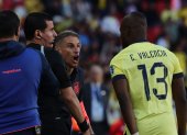 Enner Valencia festejando el gol junto al técnico Sebastián Beccacece.