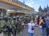 En los exteriores de la Escuela Superior del Ejército también se hizo un plantón para exigir justicia por Aidita Ati, subteniente que fue violada y encontrada muerta en una bridada militar.