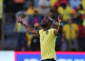 La celebración de Enner Valencia tras marcar el tanto de la victoria ante Perú, en el estadio Rodrigo Paz.