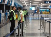 AME9314. BUENOS AIRES (ARGENTINA), 13/09/2024.- Fotografía que muestra trabajadores hablando este viernes en un área del aeropuerto Jorge Newbery de la ciudad de Buenos Aires (Argentina).Trabajadores de la aerolínea estatal argentina llevan a cabo este viernes un paro por 24 horas en medio de protestas para reclamar mejoras salariales, que afecta a unos 37.000 pasajeros y tendrá un costo económico de 2,5 millones de dólares, según informaron fuentes oficiales. EFE/Juan Ignacio Roncoroni
