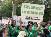 Personas participan de una manifestación en contra de la Ley de Hoteles Seguros o Intro 991, este jueves frente al ayuntamiento de Nueva York (Estados Unidos).