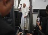 El Papa Francisco asiste a una conferencia de prensa a bordo del avión papal en su vuelo de regreso después de su viaje de 12 días por el sudeste asiático y Oceanía, el 13 de septiembre de 2024.