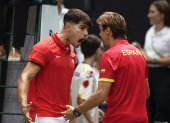 Alcaraz (#3 ATP) celebró eufórico la victoria parcial con el capitán Ferrer.