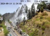 El incendio forestal en un talud de la av. Simón Bolívar generó humo, que dificultó la visibilidad en la vía.