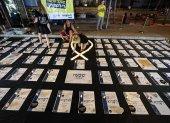 Tel Aviv (Israel), 14/09/2024.- Israelis light candles near tributes to Israeli hostages held by Hamas in Gaza, during a protest calling for their immediate release, in Tel Aviv, Israel, 14 September 2024. According to the Israeli military, 101 Israeli hostages remain in captivity in the Gaza Strip. Rallies in Israel have been critical of the Israeli government"s handling of the crisis, demanding the immediate release of all hostages. (Protestas) EFE/EPA/ATEF SAFADI