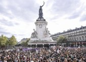 Paris (France), 14/09/2024.- Hundreds of people take part in a feminist demonstration in support of Gisele Pelicot, victim of alleged rape by her husband and dozens of men over years, in Paris, France, 14 September 2024. Dominique Pelicot is accused of drugging his wife to rape her when she was unconscious and offer her to dozens of men at their house in Mazan, south of France, between 2011 and 2020. Fifty of them have also been accused. Dominique Pelicot could spend up to 20 years behind bars if proven guilty. The verdict is expected at the end of November 2024. (Francia) EFE/EPA/TERESA SUAREZ