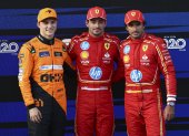 Charles Leclerc (c) saldrá primero, escoltado por Oscar Piastri (i) y Carlos Sainz Jr.