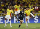 Yunaira López (d) de Colombia rechaza el balón durante el partido de octavos de final de la Copa Mundial Femenina sub-20 entre Colombia y Corea del Sur.