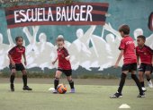 Niños de la escuela de fútbol Bauger, en Santo Domingo. El país, reconocido mundialmente por el béisbol, se está viendo superado por el fútbol entre los más jóvenes.