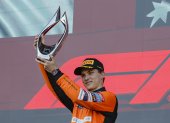 Oscar Piastri celebra como ganador absoluto del gran premio de este domingo 15 de septiembre en Baku.