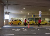 Al interior de la terminal aérea, cooperativas formales dan el servicio de taxi a los pasajeros. Sin embargo, quienes buscan reducir costos optan por tomar autos de aplicaciones.